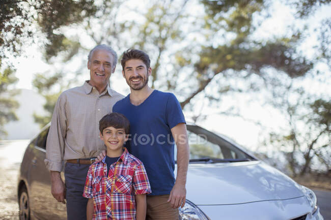 Retrato de hombres de varias generaciones fuera del coche - foto de stock