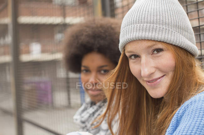 Glückliche junge Frauen, die draußen lächeln — Stockfoto