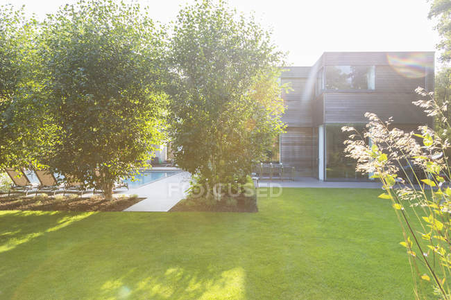 Modernes Haus mit Blick auf sonnigen Hinterhof — Stockfoto