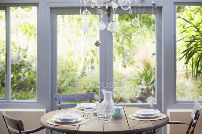 Tavolo in legno in veranda — Foto stock