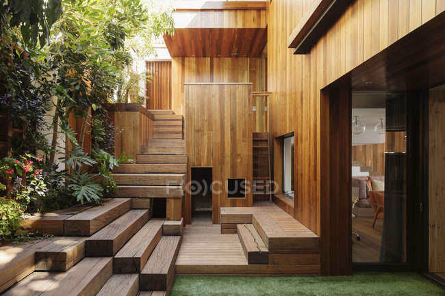 Escaleras de madera y patio - foto de stock