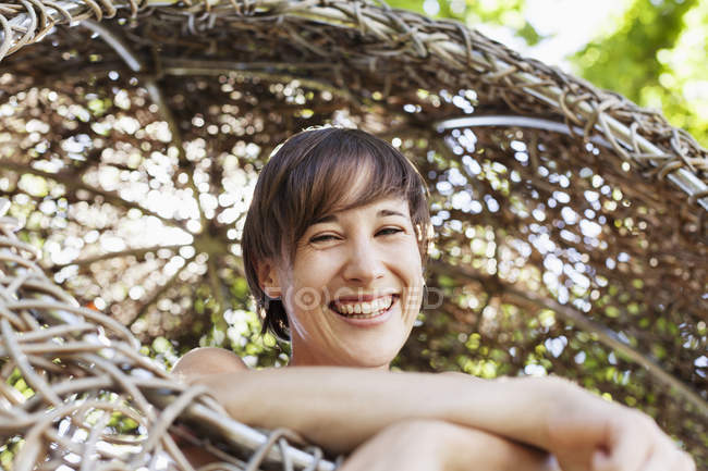Жінка сміється в будинку на дереві — стокове фото