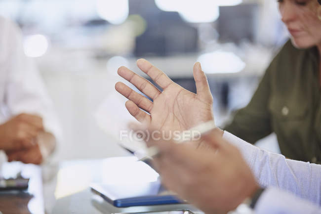 Abgeschnittenes Bild von Händchen eines Geschäftsmannes, der bei einem Treffen gestikuliert — Stockfoto