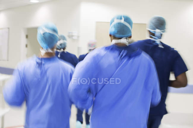 Movimiento borroso de cirujanos que caminan hacia el hospital - foto de stock
