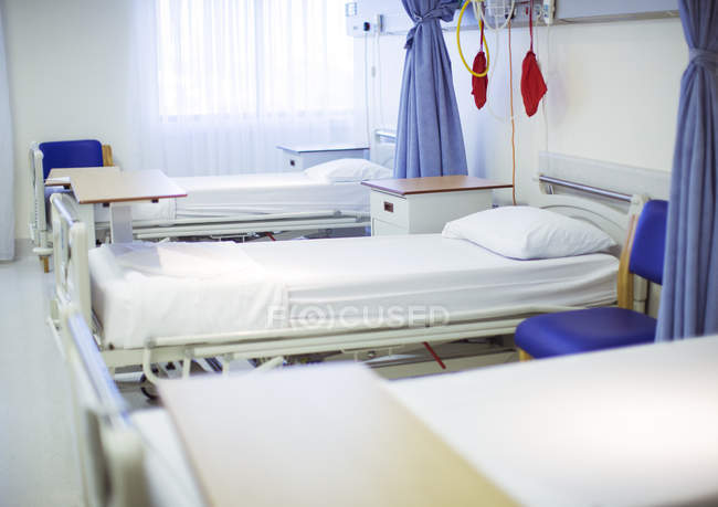 Порожні ліжка в лікарняній кімнаті — стокове фото