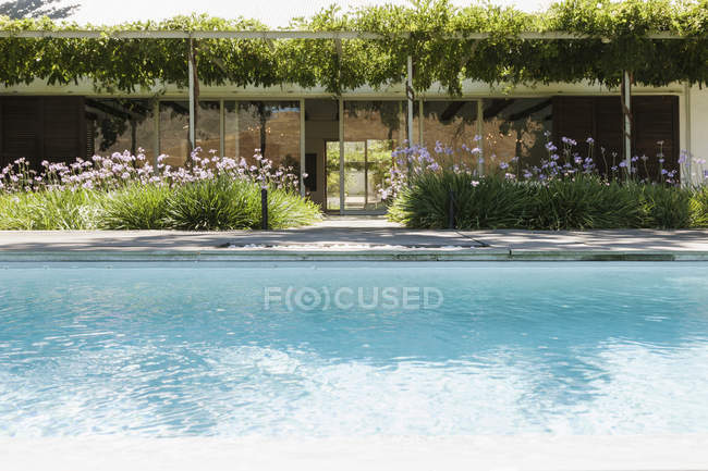 Сучасний будинок і басейн — стокове фото