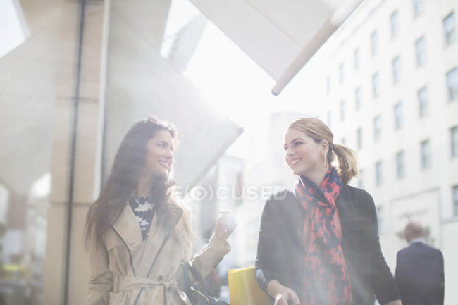 Women walking down city street together — Stock Photo