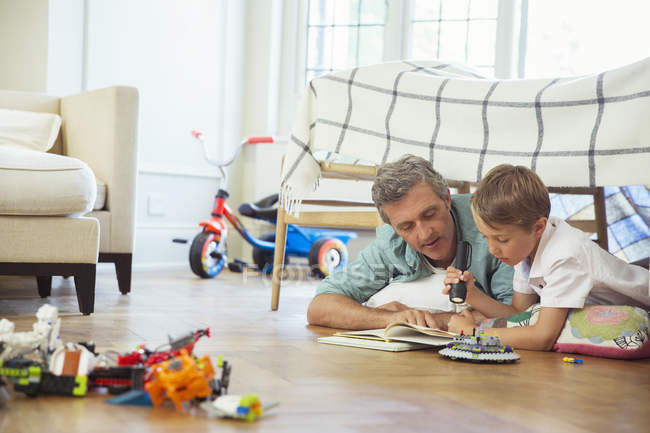 Father and son reading together — Stock Photo