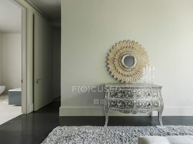Элегантный комод и зеркало в роскошной спальне — стоковое фото