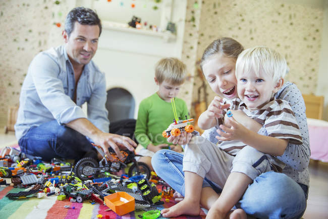 Vater und Kinder spielen zusammen — Stockfoto