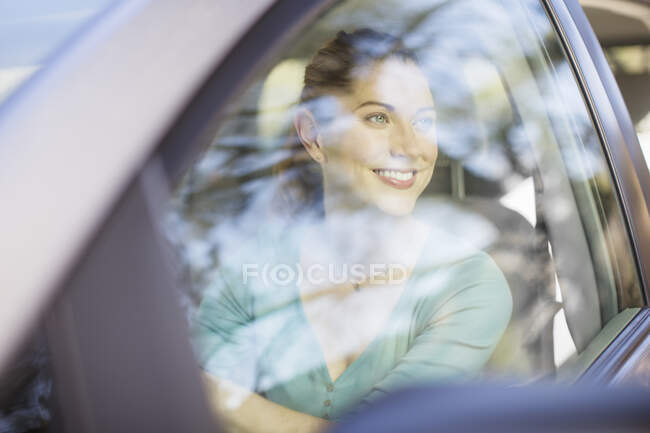 Femme heureuse voiture de conduite — Photo de stock