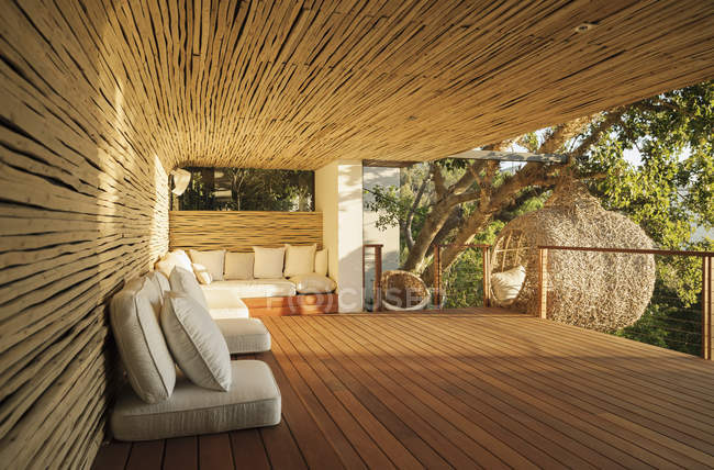 Cuscini lungo patio in legno — Foto stock