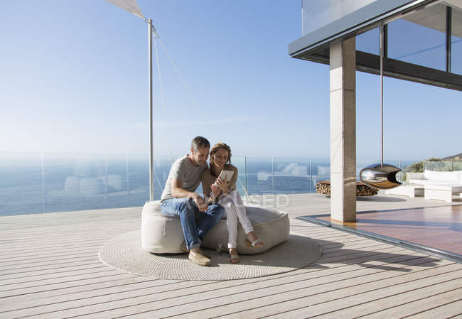 Paar nutzt digitales Tablet auf modernem Balkon — Stockfoto