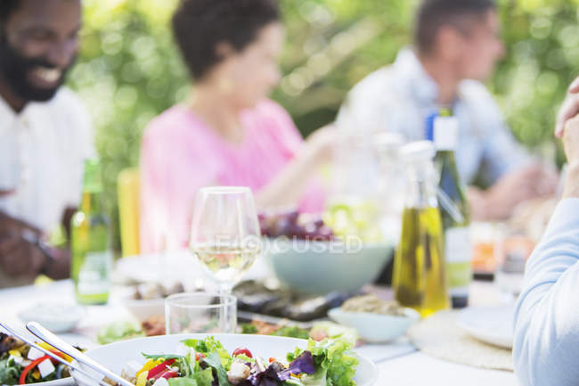 Platos de comida en la mesa al aire libre - foto de stock