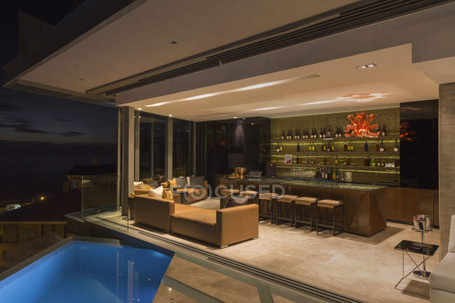 Luxury home showcase bar open to pool patio — Stock Photo