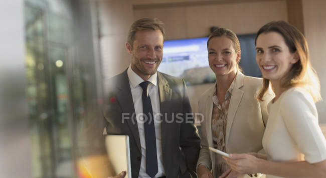 Retrato sonriente, gente de negocios segura en la oficina - foto de stock