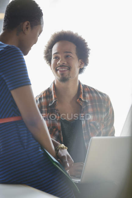 Geschäftsmann und Geschäftsfrau benutzen Laptop bei Treffen — Stockfoto