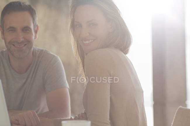 Casal sorrindo na mesa de café da manhã — Fotografia de Stock