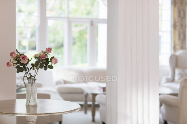 Розовый букет на столе в роскошной гостиной — стоковое фото