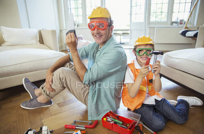 Pai e filho brincando com brinquedos de construção — Fotografia de Stock