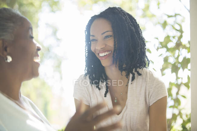 Mother and daughter laughing outdoors — Stock Photo