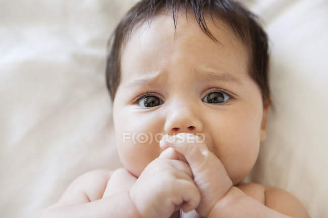 Fussy bebê menina chupando seu polegar — Fotografia de Stock