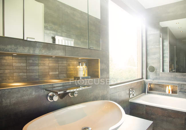 Specchio e lavabo in bagno moderno — Foto stock