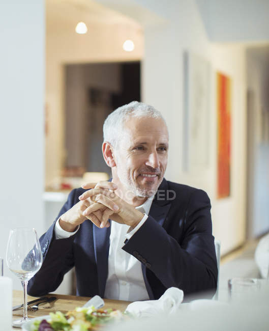 Hombre sentado en la cena - foto de stock
