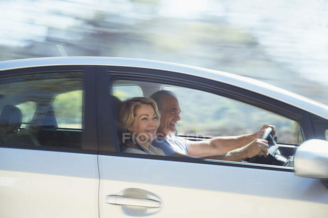 Heureux couple de personnes âgées conduisant en voiture — Photo de stock