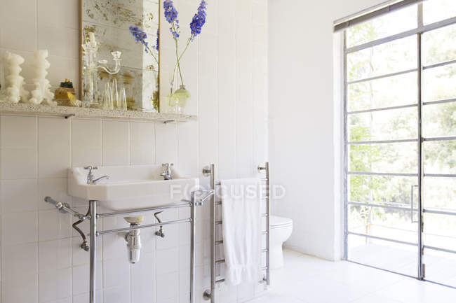 Sink and towel rack in rustic bathroom — Stock Photo