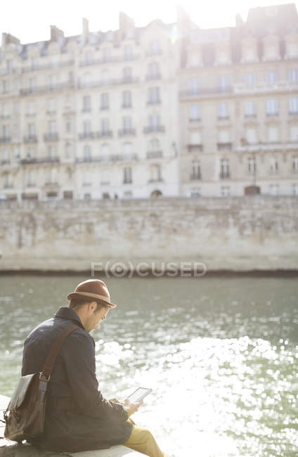 Бізнесмен використовувати стільниковий телефон вздовж річки Сени, Париж, Франція — стокове фото