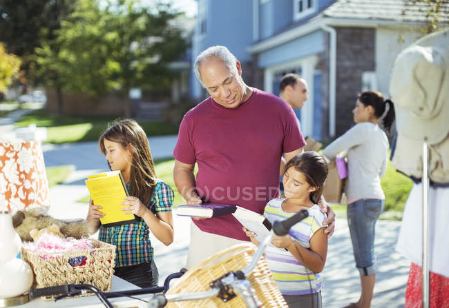 Grandfather and grandparents shopping at yard sale — Stock Photo