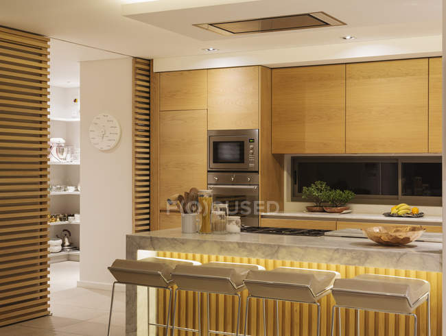 Шкафы в современном роскошном доме витрины кухни — стоковое фото