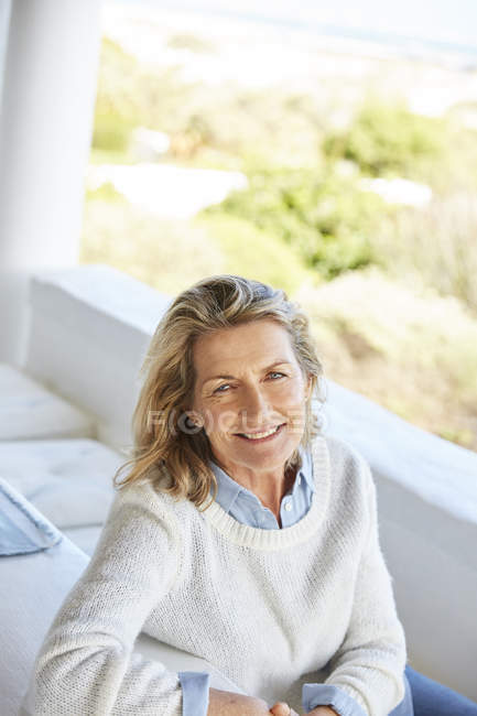 Porträt lächelnde Seniorin auf der Terrasse — Stockfoto