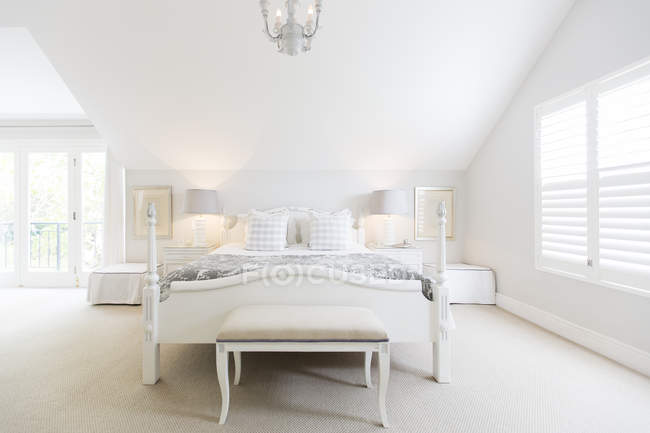 Dormitorio de lujo blanco en el interior durante el día - foto de stock