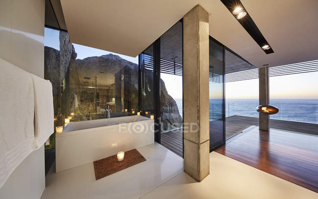 Modern luxury soaking tub open to patio with ocean view — Stock Photo