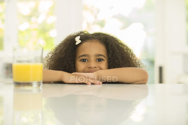 Retrato de niña sonriente con jugo de naranja - foto de stock