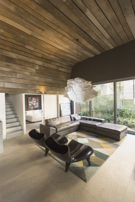 Lampadario moderno appeso in casa di lusso vetrina soggiorno con soffitto in legno — Foto stock