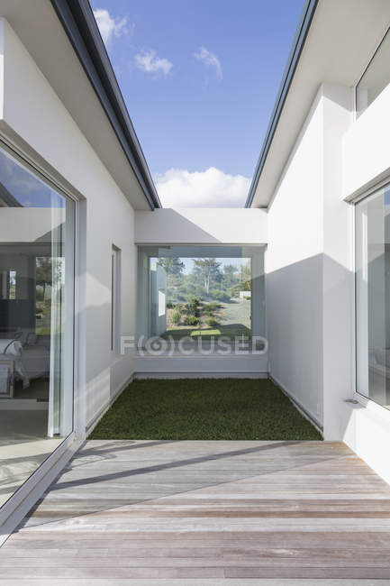 Sunny casa di lusso moderno vetrina esterna — Foto stock