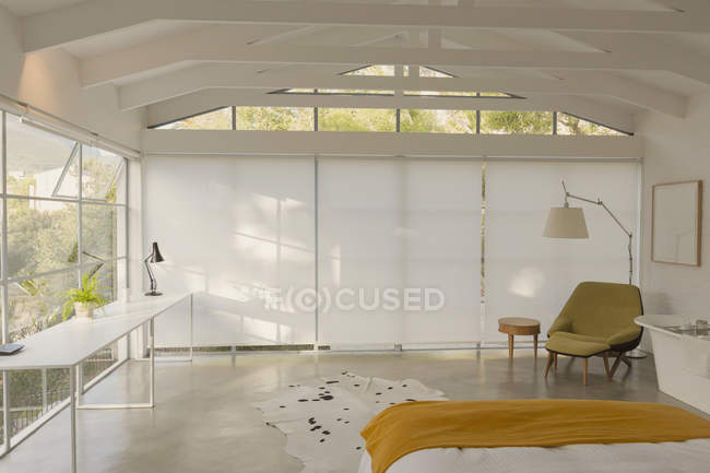 Современная, минималистская спальня с деревянным потолком — стоковое фото
