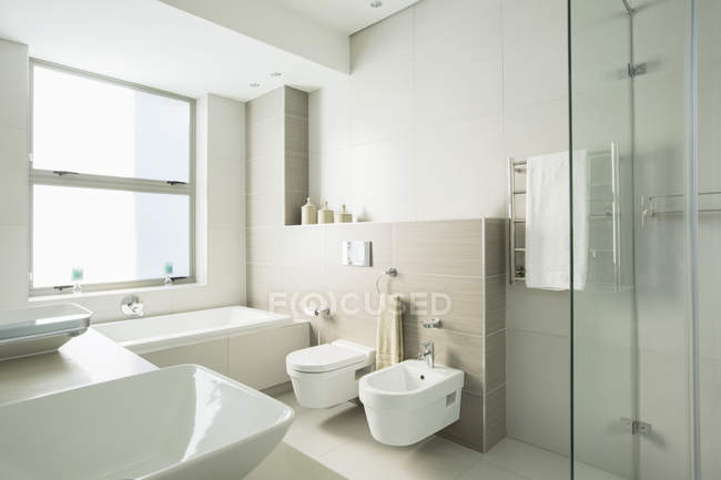 Интерьер современной ванной комнаты в дневное время — стоковое фото