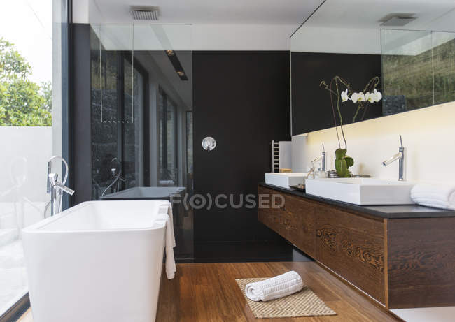Bathtub and sinks in modern bathroom — Stock Photo