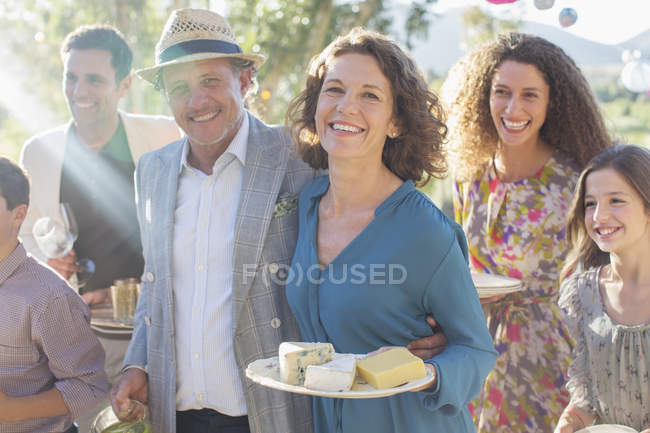 Älteres Paar umarmt sich beim Familienpicknick — Stockfoto
