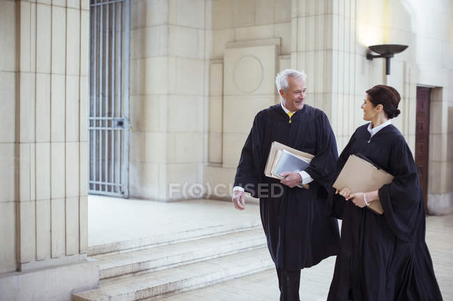 Jueces caminando juntos por el juzgado - foto de stock