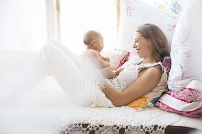 Mutter spielt mit Baby — Stockfoto