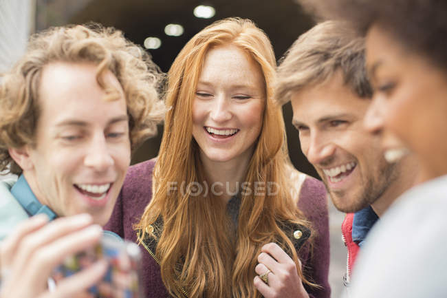 Felici giovani amici ridendo insieme all'aperto — Foto stock