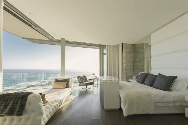 Розкішна сучасна домашня вітрина спальня з сонячним видом на океан — стокове фото
