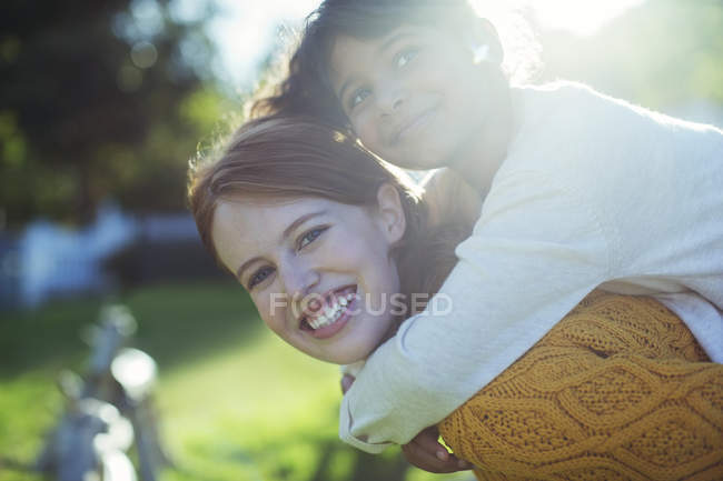 Mutter trägt Tochter auf Schultern — Stockfoto