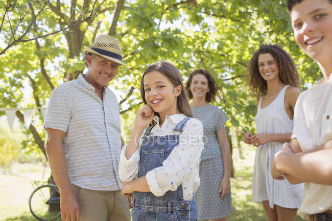 Feliz familia caucásica disfrutando del aire libre juntos - foto de stock