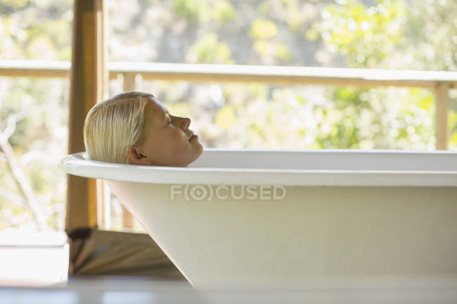 Femme relaxante dans la baignoire — Photo de stock